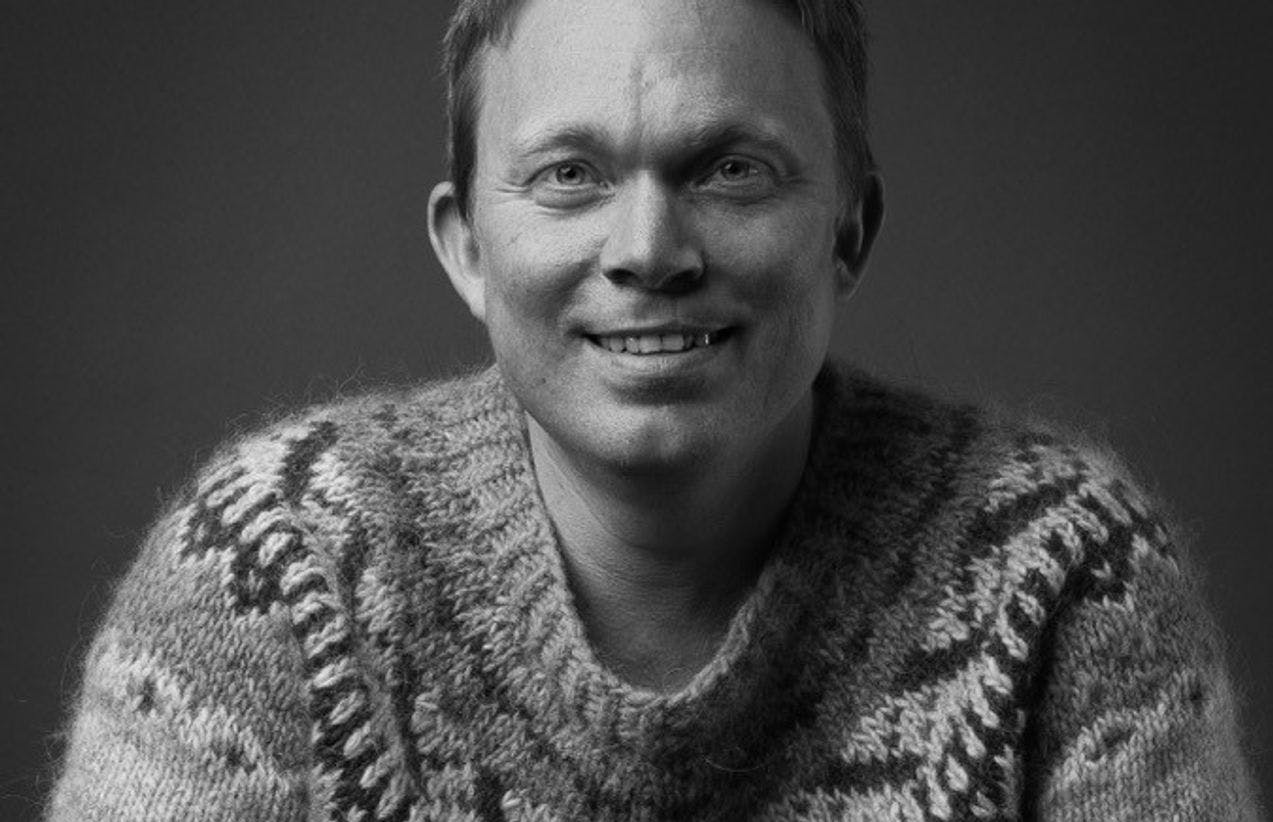 svart-hvitt bilde av artisten Bendik Båstrand